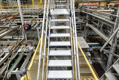 Les passerelles de Munk Günzburger Steigtechnik créent des ponts et raccourcissent les distances dans la production, l'entrepôt et la logistique – c'est de l'optimisation de processus à l'état pur. | © MUNK GmbH