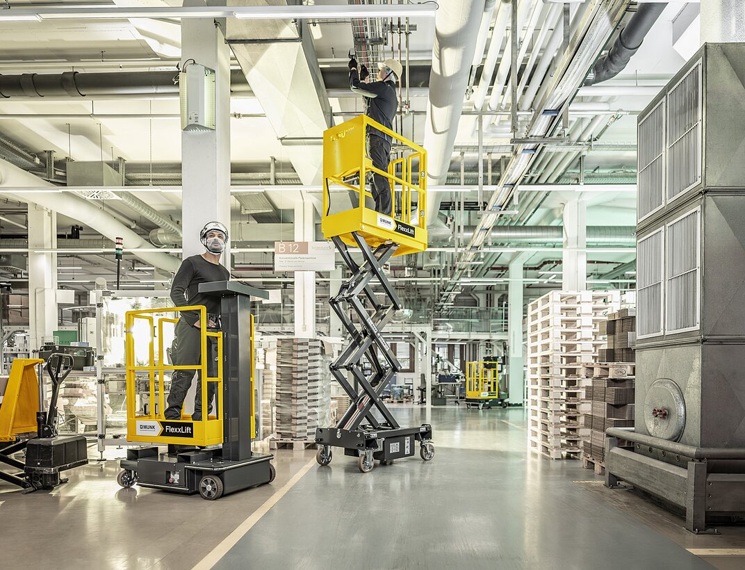 Die neuen FlexxLifte im Produktionseinsatz: Die mobilen Hubarbeitsbühnen unterstützen Wartungs- und Montagearbeiten auf unterschiedlichen Arbeitshöhen.  | © MUNK GmbH