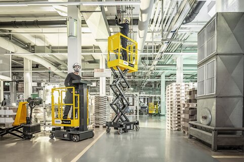 Die neuen FlexxLifte im Produktionseinsatz: Die mobilen Hubarbeitsbühnen unterstützen Wartungs- und Montagearbeiten auf unterschiedlichen Arbeitshöhen.  | © MUNK GmbH