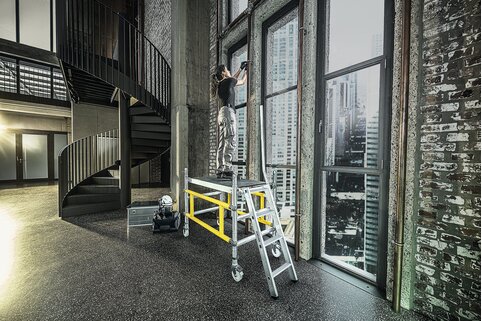 Die neue Montageplattform der Munk Günzburger Steigtechnik macht das Arbeiten in niedrigen Höhen angenehm und effizient.  | © MUNK GmbH