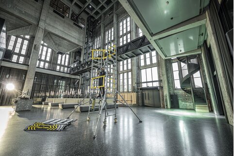 Neu im Produktprogramm der Munk Günzburger Steigtechnik ist der FlexxTower SG ergo mit SG-Sicherheitsgeländer.  | © MUNK GmbH