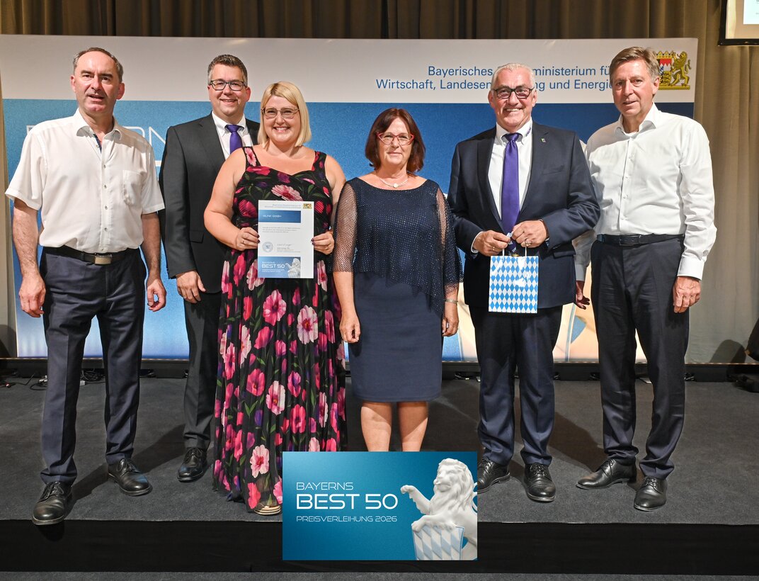 Bei der Preisverleihung zu Bayerns Best 50: Hubert Aiwanger (l.) und Prof. Dr. Thomas Edenhofer (r.) überreichen Alexander Werdich (2. v. l.), Margit Werdich-Munk (3. v. l.), Ruth Munk (Mitte) und Ferdinand Munk (2. v. r.) den Sonderpreis Nachhaltigkeit. | © Studio SX HEUSER
