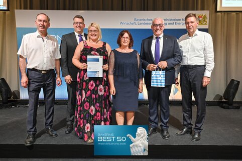 Bei der Preisverleihung zu Bayerns Best 50: Hubert Aiwanger (l.) und Prof. Dr. Thomas Edenhofer (r.) überreichen Alexander Werdich (2. v. l.), Margit Werdich-Munk (3. v. l.), Ruth Munk (Mitte) und Ferdinand Munk (2. v. r.) den Sonderpreis Nachhaltigkeit. | © Studio SX HEUSER