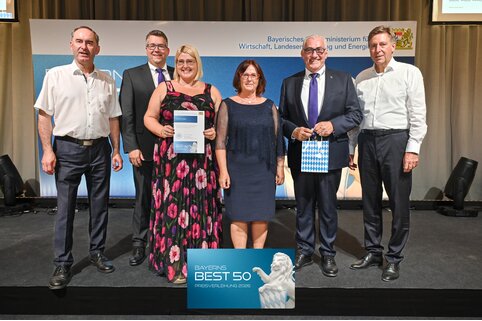 Bei der Preisverleihung zu Bayerns Best 50: Hubert Aiwanger (l.) und Prof. Dr. Thomas Edenhofer (r.) überreichen Alexander Werdich (2. v. l.), Margit Werdich-Munk (3. v. l.), Ruth Munk (Mitte) und Ferdinand Munk (2. v. r.) den Sonderpreis Nachhaltigkeit. | © Studio SX HEUSER
