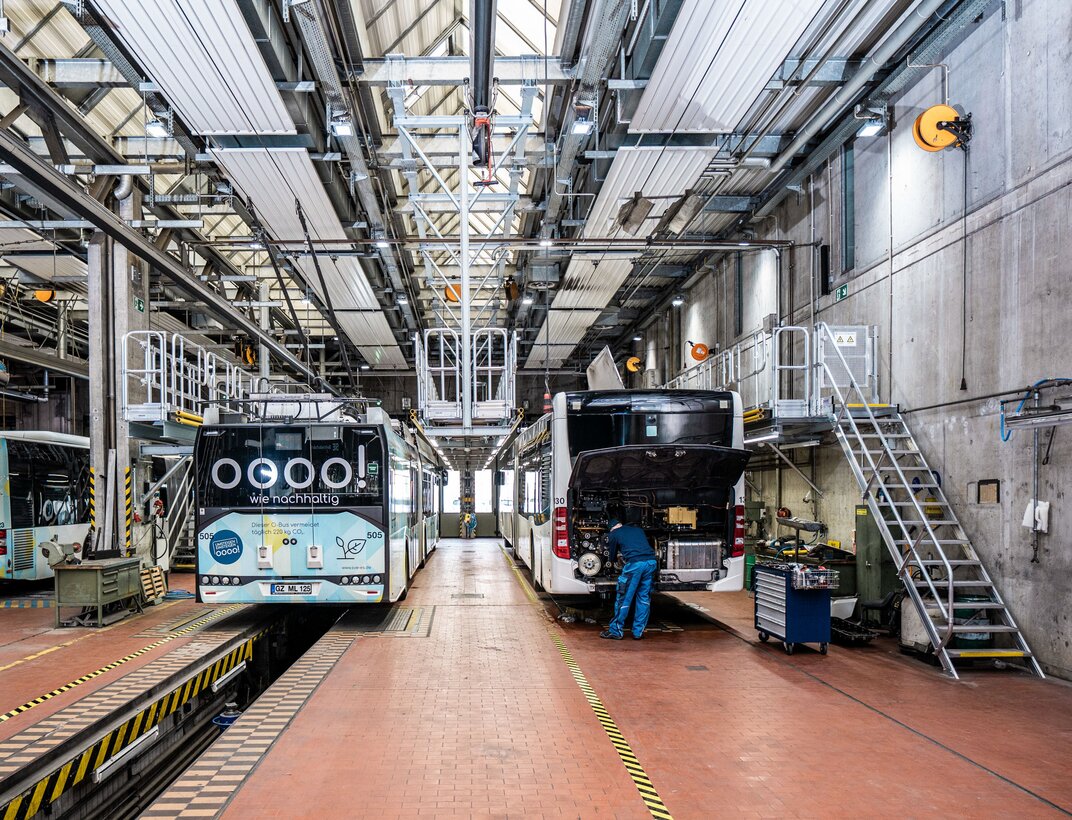 Elektrisch oder manuell verstellbare Arbeitsbühnen der Munk Günzburger Steigtechnik sorgen für Effizienz und Sicherheit bei der Wartung von Bussen. | © MUNK GmbH