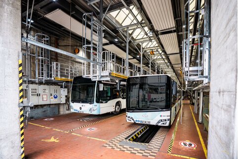 Elektrisch oder manuell verstellbare Arbeitsbühnen der Munk Günzburger Steigtechnik sorgen für Effizienz und Sicherheit bei der Wartung von Bussen. | © MUNK GmbH