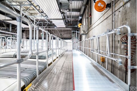 Die Arbeitsplattformen lassen sich bei Bedarf mit Spaltmaß Null an die Außenhaut der Fahrzeuge andocken. | © MUNK GmbH