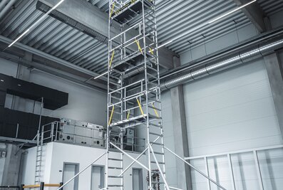 Mit dem Ein-Personen-Gerüst FlexxTower der Munk Günzburger Steigtechnik kann der Anwender Arbeitshöhen bis über neun Meter erreichen. | © MUNK GmbH