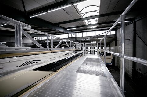 Die Arbeitsplattformen lassen sich bei Bedarf mit Spaltmaß Null an die Außenhaut der Fahrzeuge andocken. | © MUNK GmbH