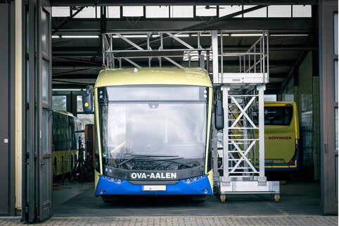 Elektrisch oder manuell verstellbare Arbeitsbühnen der Munk Günzburger Steigtechnik sorgen für Effizienz und Sicherheit bei der Wartung von Bussen. | © MUNK GmbH