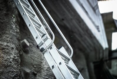 Mit dem passenden Zubehör, wie zum Beispiel beidseitigen Handläufen, lässt sich die Sicherheit im Alltag erhöhen. | © MUNK GmbH