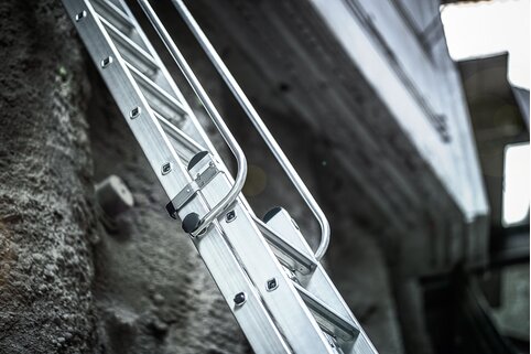 Mit dem passenden Zubehör, wie zum Beispiel beidseitigen Handläufen, lässt sich die Sicherheit im Alltag erhöhen. | © MUNK GmbH