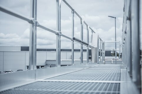 Das umlaufende Geländer schützt die Anwender bei der Enteisung von Fahrzeugdächern und Seitenplanen.  | © MUNK GmbH