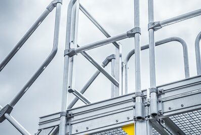 Das umlaufende Geländer schützt die Anwender bei der Enteisung von Fahrzeugdächern und Seitenplanen.  | © MUNK GmbH