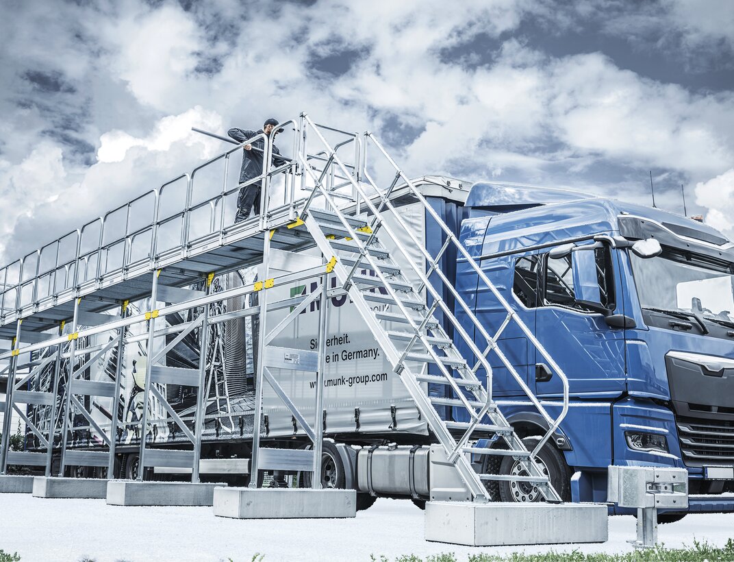 Sicherheit auf der Straße: Lkw-Fahrer können ihre Fahrzeuge mit Hilfe von Enteisungsanlagen aus Günzburg von Schnee und Eis befreien.  | © MUNK GmbH