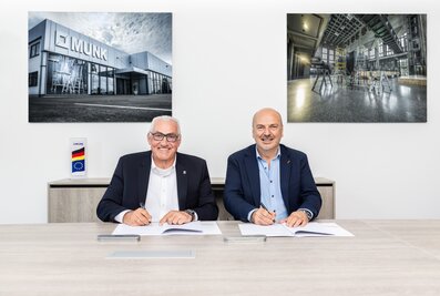 Schwarz auf Weiß: Ferdinand Munk (links) und Massimo Grossele unterzeichnen am Stammsitz der Munk Group in Günzburg die exklusive FlexxLift-Partnerschaft. | © MUNK GmbH