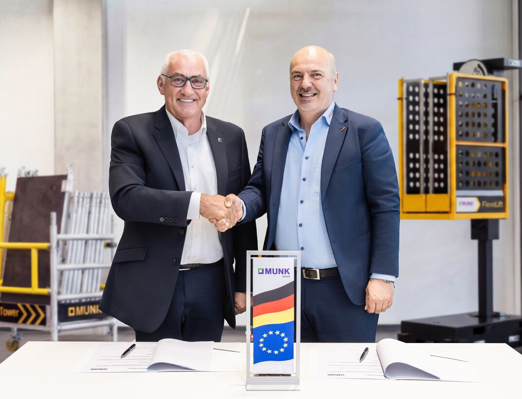 Gemeinsam in die Höhe: Ferdinand Munk (Munk Group, links) und Massimo Grossele (Gromet) erweitern die FlexxLift-Produktreihe – von Push-around- bis zu Mast- und Scherenbühnen. | © MUNK GmbH