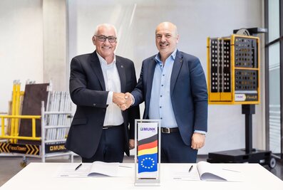 Gemeinsam in die Höhe: Ferdinand Munk (Munk Group, links) und Massimo Grossele (Gromet) erweitern die FlexxLift-Produktreihe – von Push-around- bis zu Mast- und Scherenbühnen. | © MUNK GmbH