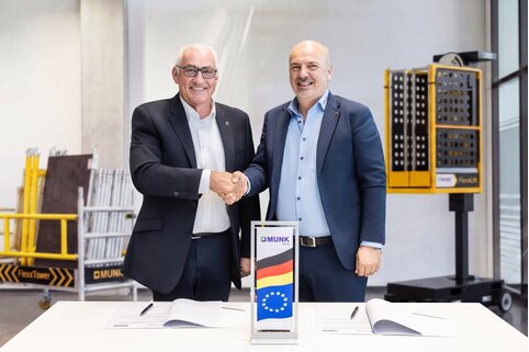 Gemeinsam in die Höhe: Ferdinand Munk (Munk Group, links) und Massimo Grossele (Gromet) erweitern die FlexxLift-Produktreihe – von Push-around- bis zu Mast- und Scherenbühnen. | © MUNK GmbH
