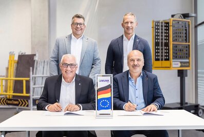 Vier Köpfe, ein Ziel: Ferdinand Munk (vorne links, Munk Group) und Massimo Grossele (vorne rechts, Gromet) unterzeichnen die exklusive FlexxLift-Kooperation. Alexander Werdich (hinten links) und Roland Wilcke (hinten rechts) begleiten den Startschuss für die Munk Group. | © MUNK GmbH