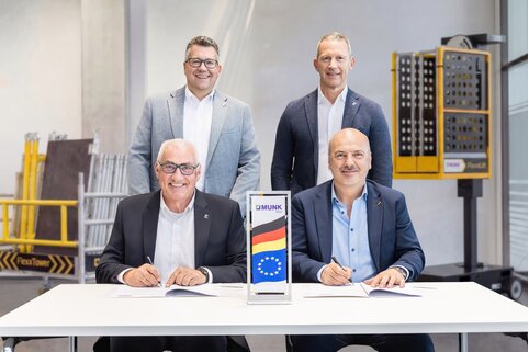 Vier Köpfe, ein Ziel: Ferdinand Munk (vorne links, Munk Group) und Massimo Grossele (vorne rechts, Gromet) unterzeichnen die exklusive FlexxLift-Kooperation. Alexander Werdich (hinten links) und Roland Wilcke (hinten rechts) begleiten den Startschuss für die Munk Group. | © MUNK GmbH