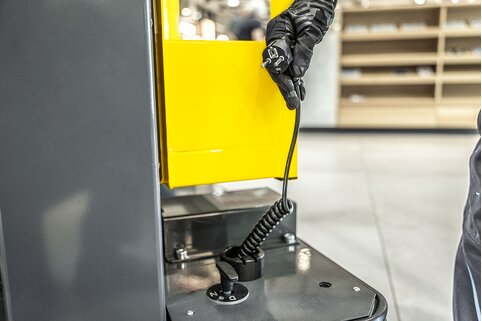 In industrial environments, the FlexxLift enables safe working on high-level installations and systems. | © MUNK GmbH