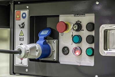 Übersichtliches Bedienfeld: Der FlexxLift verfügt über zentral angeordnete Bedienelemente sowie einen Not-Halt-Schalter. | © MUNK GmbH