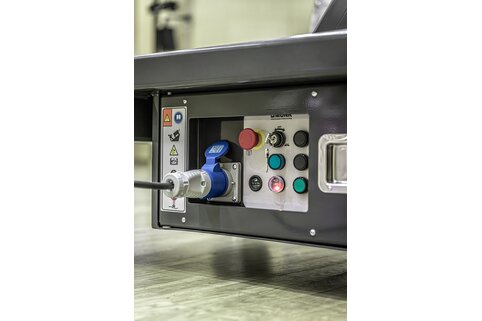 Clear control panel: the FlexxLift has centrally arranged controls and an emergency stop switch. | © MUNK GmbH