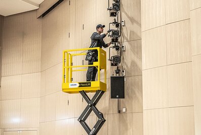 Auch für den Einsatz auf empfindlichen Böden wie Parkett oder Fliesen, zum Beispiel in Veranstatungssälen, sind die FlexxLifte der Munk Günzburger Steigtechnik bestens geeignet. | © MUNK GmbH