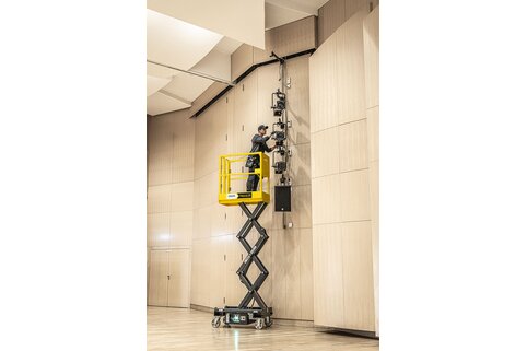 The FlexxLifts from Munk Günzburger Steigtechnik are also ideally suited to use on sensitive floors such as parquet or tiles | for example in event halls |. | © MUNK GmbH