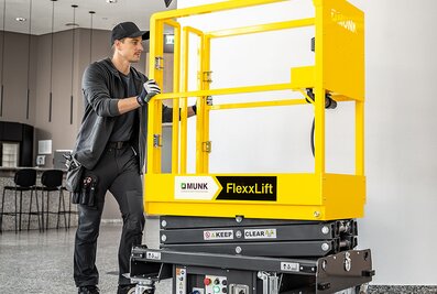 Auch für den Einsatz auf empfindlichen Böden wie Parkett oder Fliesen, zum Beispiel in Veranstatungssälen, sind die FlexxLifte der Munk Günzburger Steigtechnik bestens geeignet. | © MUNK GmbH
