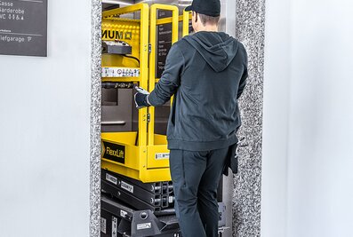 Der kompakte FlexxLift lässt sich auch in kleinen Aufzügen einsetzen und ermöglicht den Transport zu unterschiedlichen Einsatzorten im Gebäude. | © MUNK GmbH