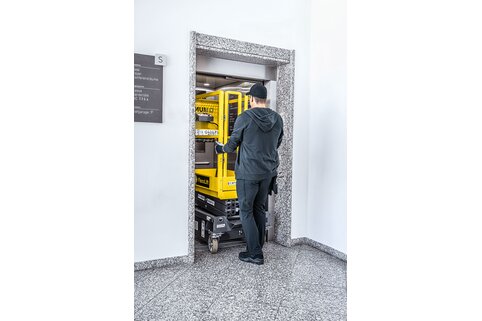 The compact FlexxLift also fits into small lifts and can be transported to different work locations within the building. | © MUNK GmbH