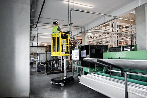 Users can move the ML FlexxLift 4.0 MP manually and raise it to the required working height with a crank. | © MUNK GmbH