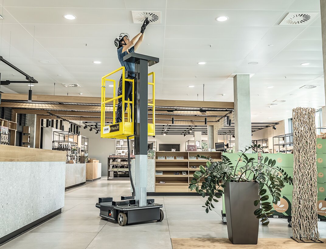 Auch an Raumdecken lässt sich mit dem FlexxLift komfortabel, effizient und vor allem sicher arbeiten. | © MUNK GmbH