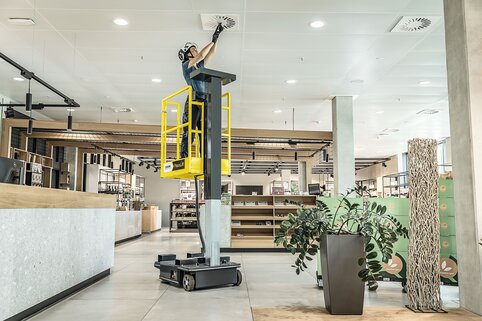 Auch an Raumdecken lässt sich mit dem FlexxLift komfortabel, effizient und vor allem sicher arbeiten. | © MUNK GmbH