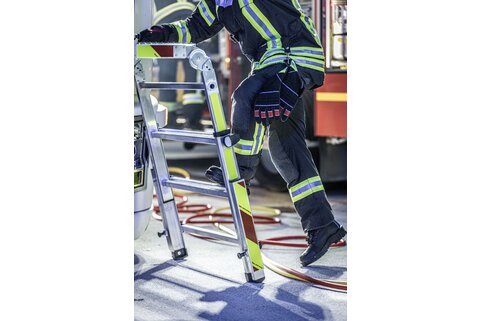 Grâce à des bandes réfléchissantes apposées sur les côtés, les plates-formes de sauvetage et les échelles de Munk Rettungstechnik sont bien visibles même dans l'obscurité. | © MUNK GmbH