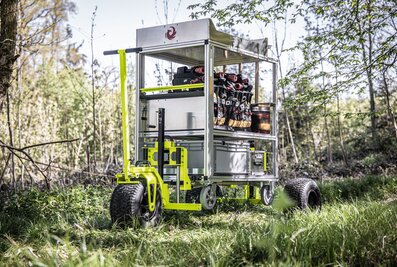En route pour le tout-terrain : le système tout-terrain Premium de Munk Rettungstechnik adapte les conteneurs roulants aux interventions en extérieur. | © MUNK GmbH