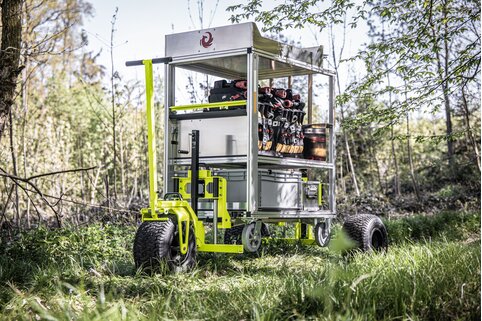 En route pour le tout-terrain : le système tout-terrain Premium de Munk Rettungstechnik adapte les conteneurs roulants aux interventions en extérieur. | © MUNK GmbH