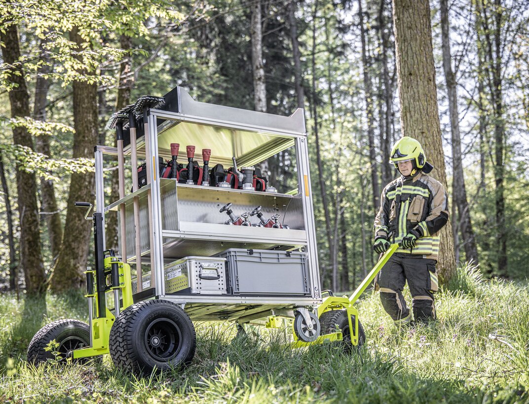 En route pour le tout-terrain : le système tout-terrain Premium de Munk Rettungstechnik adapte les conteneurs roulants aux interventions en extérieur. | © MUNK GmbH