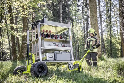 En route pour le tout-terrain : le système tout-terrain Premium de Munk Rettungstechnik adapte les conteneurs roulants aux interventions en extérieur. | © MUNK GmbH