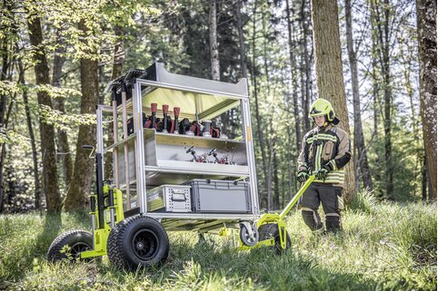 En route pour le tout-terrain : le système tout-terrain Premium de Munk Rettungstechnik adapte les conteneurs roulants aux interventions en extérieur. | © MUNK GmbH