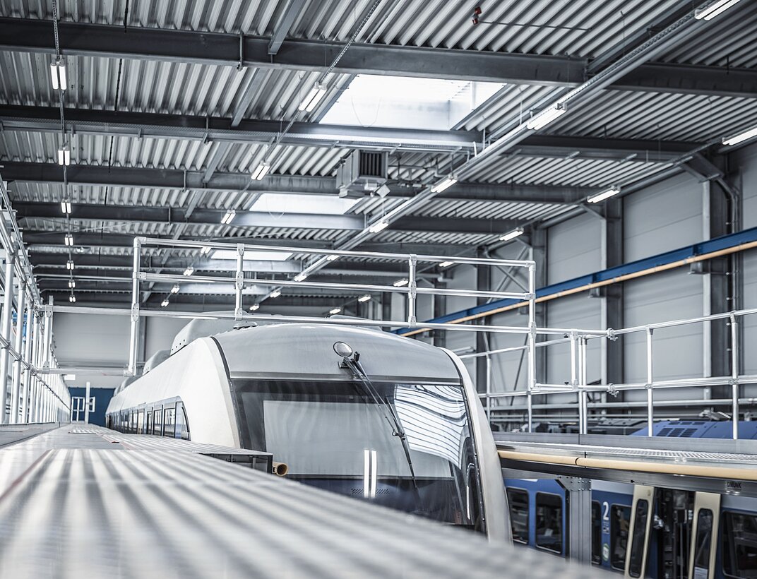 Dacharbeitsstände der Munk Günzburger Steigtechnik sorgen für sicheres Arbeiten bei der Wartung von Schienenfahrzeugen. | © MUNK GmbH