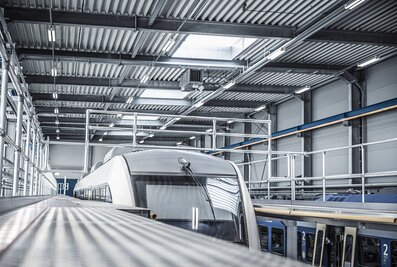 Dacharbeitsstände der Munk Günzburger Steigtechnik sorgen für sicheres Arbeiten bei der Wartung von Schienenfahrzeugen. | © MUNK GmbH