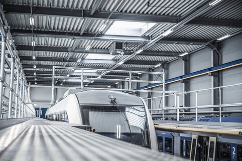 Dacharbeitsstände der Munk Günzburger Steigtechnik sorgen für sicheres Arbeiten bei der Wartung von Schienenfahrzeugen. | © MUNK GmbH