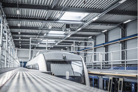 Les plates-formes de travail sur toit de Munk Günzburger Steigtechnik garantissent la sécurité lors de l’entretien des véhicules ferroviaires. | © MUNK GmbH