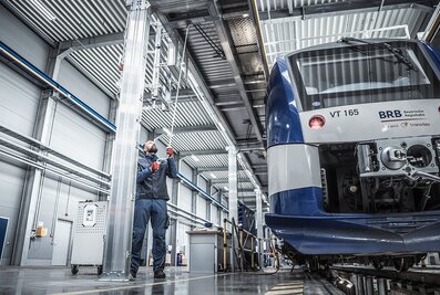 Die Plattformen der Dacharbeitsstände lassen sich mit Spaltmaß Null an die Außenhaut der Fahrzeuge andocken. | © MUNK GmbH