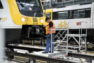 Das Gleispodest erleichtert den Werkstattteams die Wartungsarbeiten am Zug. | © MUNK GmbH