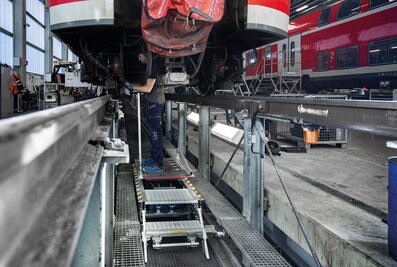 Die neue Wartungsplattform der Munk Günzburger Steigtechnik für Gleisgruben lässt sich über ein Fußpedal hydraulisch in der Höhe verstellen. | © MUNK GmbH