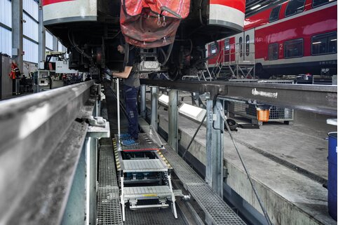 La nouvelle plate-forme de maintenance de Munk Günzburger Steigtechnik pour les fosses de voie peut être réglée en hauteur de manière hydraulique à l’aide d’une pédale. | © MUNK GmbH